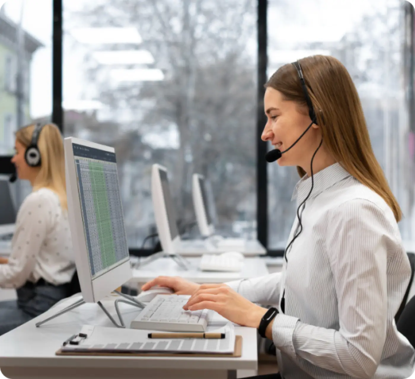 Support agent working at a screen in a service team